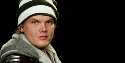 I 2007 postet en ukjent svenske låtene sine på et musikknettsted. Han fikk ingen respons...